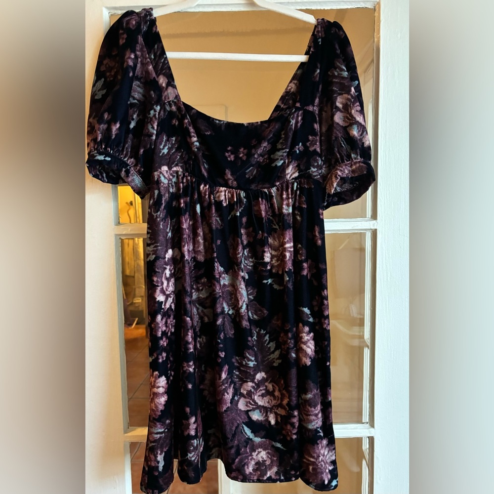 Urban Outfitters Velvet puff sleeve floral mini dress. Size medium